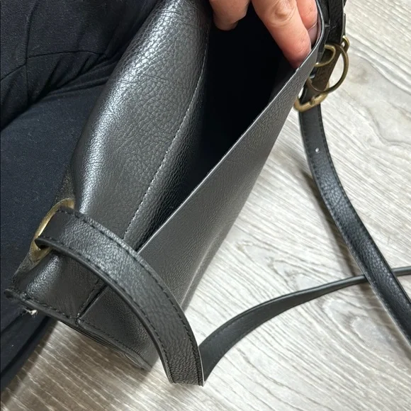 Carlos Santana Women’s Black and Beige Crossbody Bag Minimalist Look - Picture 5 of 6